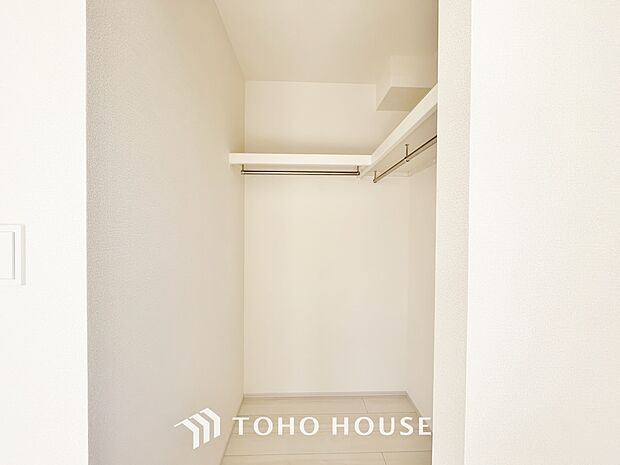 たっぷりと荷物が入るウォークインクローゼット。ぜひ現地で広さを確かめてください。