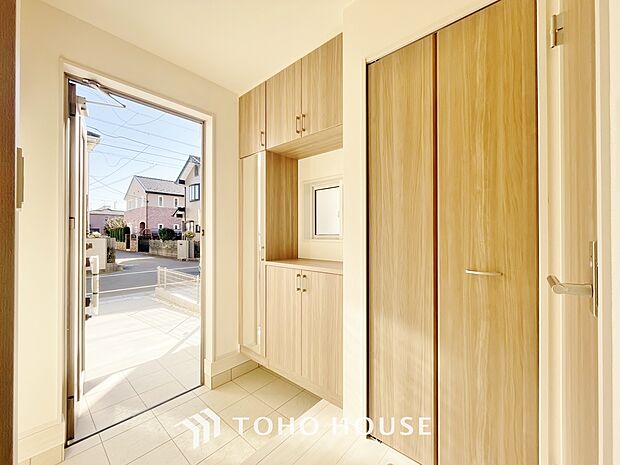 シューズボックスは限られた玄関スペースでも収納を取れる為、玄関内をすっきり片付けることができます。