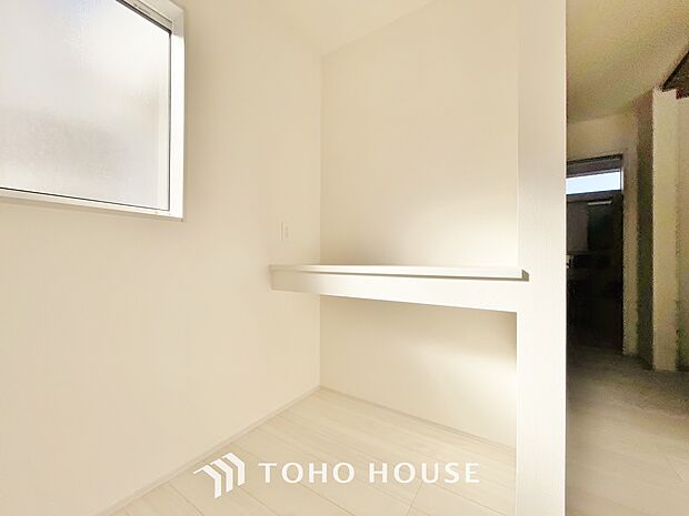 リビングの一部にはパソコンスペースやお子さんの勉強スペースになるスタディコーナーを設置しております。