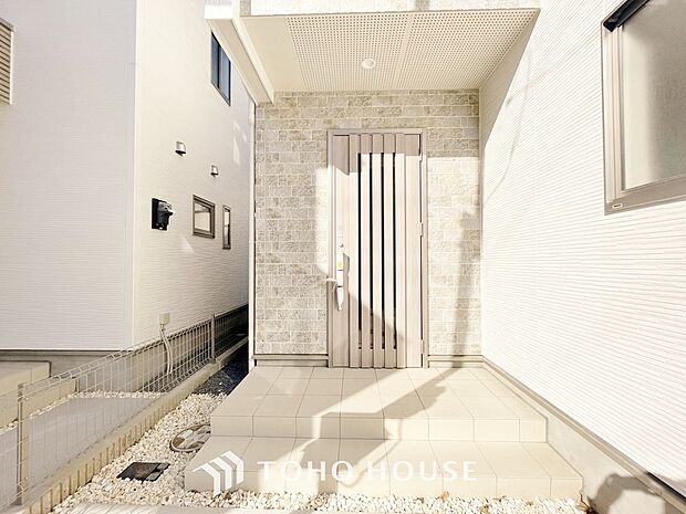 毎日みんなを見送り、そして迎え入れる場所だから。帰りたくなる家をテーマに設計した、自慢の玄関です。