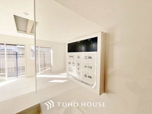 お風呂場と台所に操作リモコンが設置され、給湯リモコンは家事の最中でもボタン一つで簡単に沸かせます。