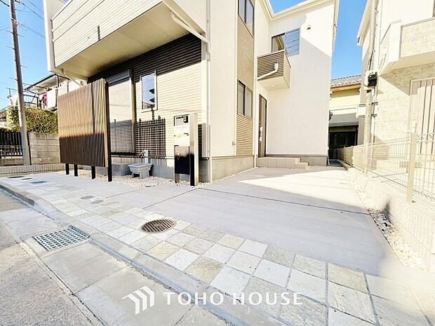 ゆったりとした駐車スペースを確保いたしましたので、大きめのお車でも駐車可能です。