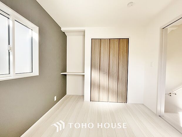 シンプルなお部屋は家具やファブリックが合わせやすいです。季節毎に模様替えをするのもいいですね。