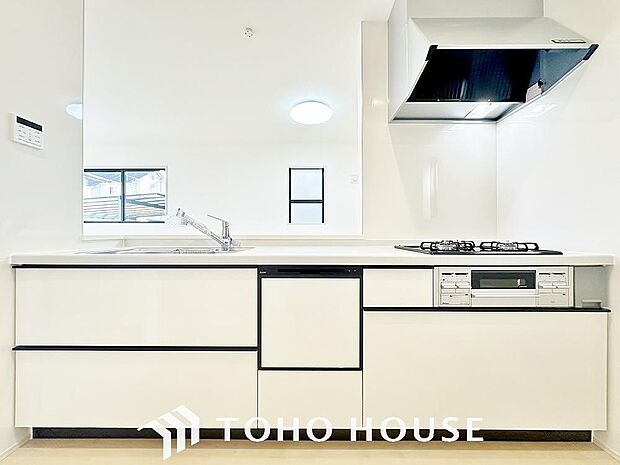 高級感あるカウンター、排水一体型シンク、3口コンロ、浄水器内蔵シャワー混合栓を完備。