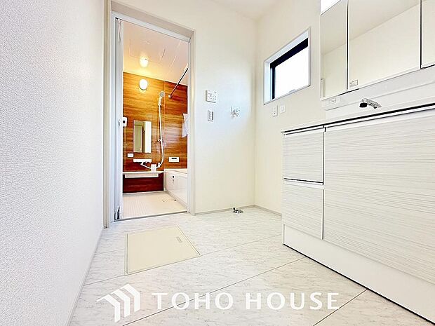 平日の朝であっても、落ち着きとくつろぎを感じられる空間。気持ちよく身だしなみを整えられます。