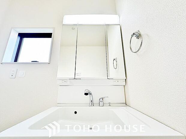 シンプルだからこそ使いやすい。スタンダードなデザインの洗面ボウルは清潔感あるオフホワイトです。