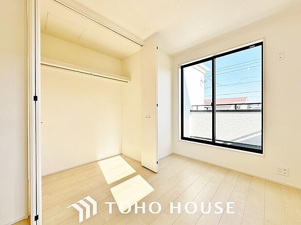 奥行きあるクローゼットを採用。衣装ケースや、掃除機といった物を収納できるような造りになっております。