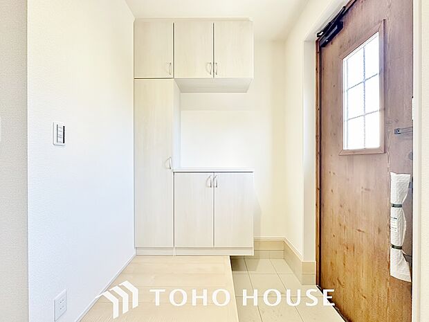 シューズボックスは限られた玄関スペースでも収納を取れる為、玄関内をすっきり片付けることができます。