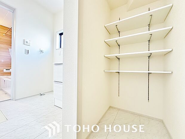 タオル・シーツ類を収納するスペース。洗面台に付置する収納スペースではなく、単独のスペースとして設置。