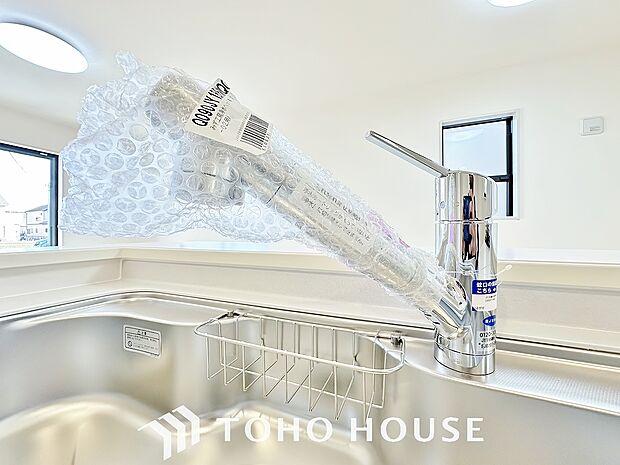 ワンタッチで浄水と原水と切り替えできる、見た目にもスマートな浄水器一体型の水栓。