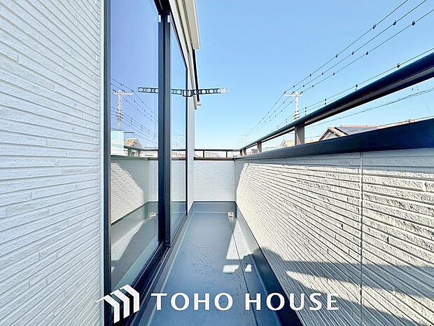 暖かい陽ざしが差込むバルコニーは、晴れた日には、洗濯物が良く乾きます。また、風通しも良好です。