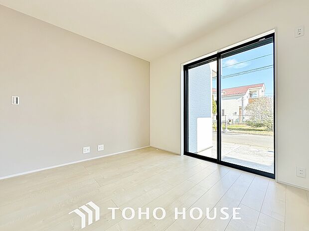 クロスの一部に違う色や柄を取り入れ、単調になりがちなお部屋の雰囲気を変えるアクセントクロスを採用。