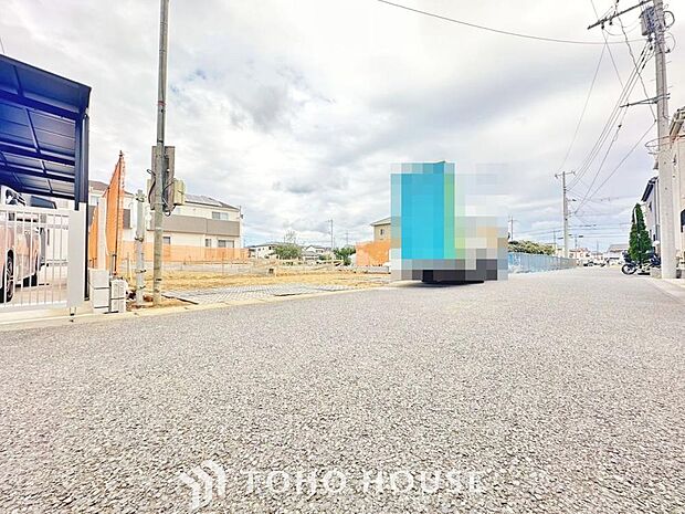 街並みの風景に包み込まれながら、瀟洒な印象も湛えて佇みます。