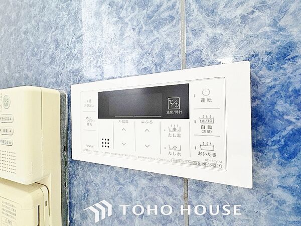お風呂場と台所に操作リモコンが設置され、給湯リモコンは家事の最中でもボタン一つで簡単に沸かせます。