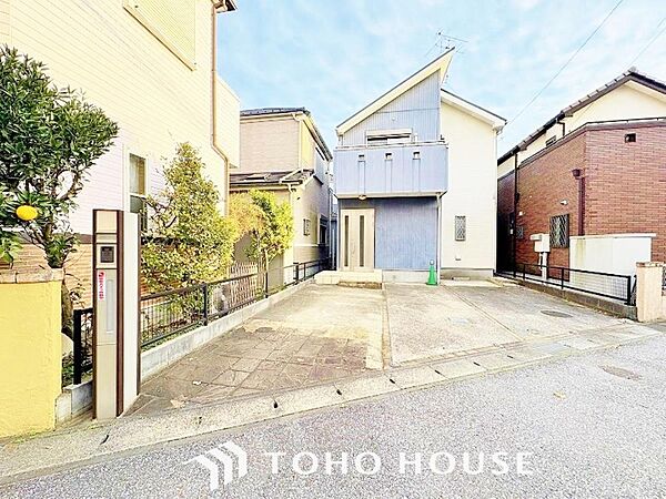 街並みの風景に包み込まれながら、瀟洒な印象も湛えて佇みます。