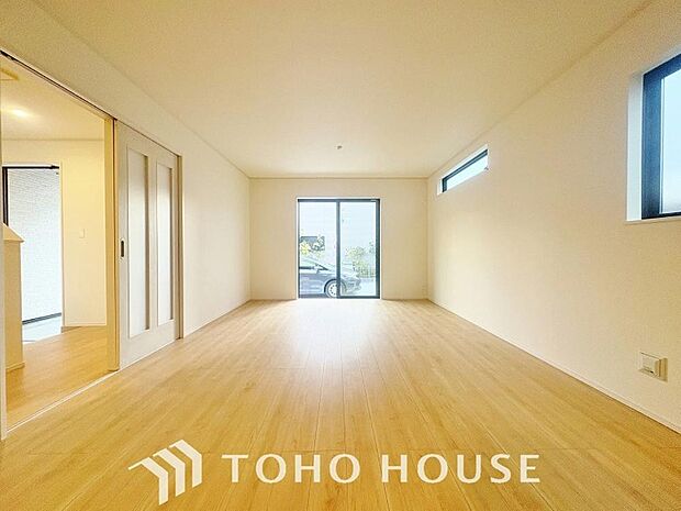 忙しい朝でも、しっかり家族が揃って食事をして頂けるゆとりある大きさのダイニングスペース。