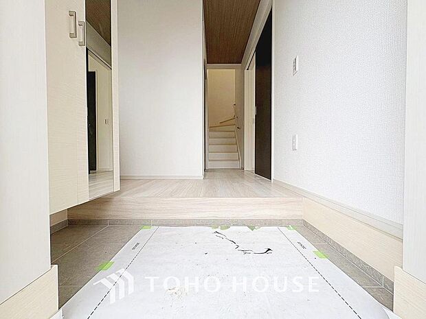 玄関そばの廊下収納。日用品のストックや防災グッズを置いたりと、何かと便利に使えます。