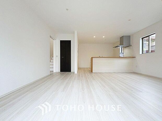 忙しい朝でも、しっかり家族が揃って食事をして頂けるゆとりある大きさのダイニングスペース。