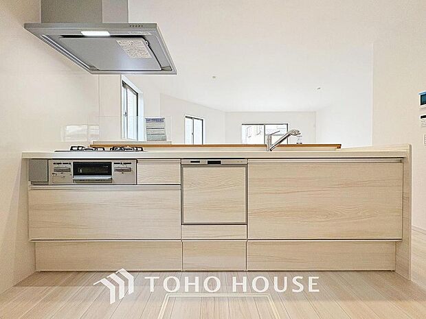 キッチンは、リビングで寛ぐ家族や小さなお子様を見守りながら料理が出来る対面式の温もり設計。