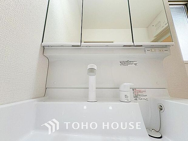 シンプルだからこそ使いやすい。スタンダードなデザインの洗面ボウルは清潔感あるオフホワイトです。