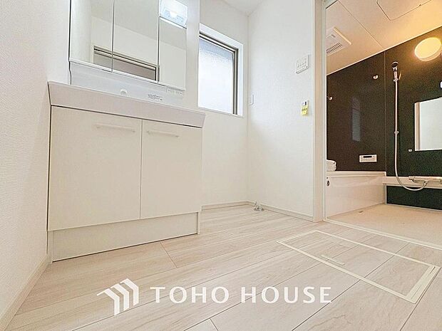 お家の中でも特にプライベートスペースとなる洗面所は、洗濯場所と浴室を同じ空間でまとめております。