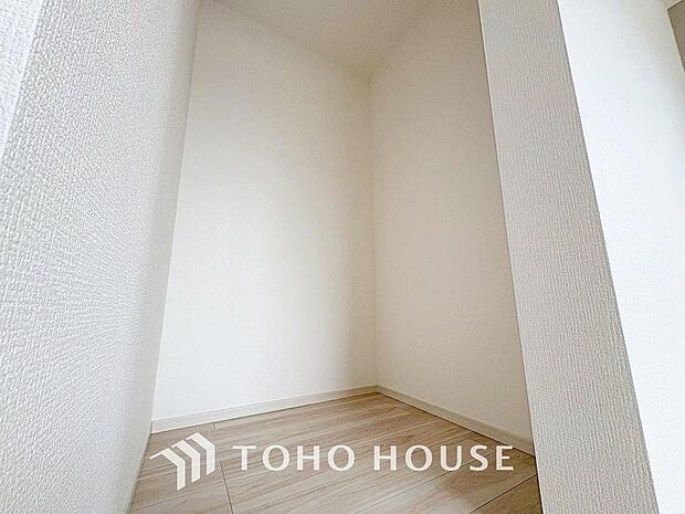 奥行きあるクローゼットを採用。衣装ケースや、掃除機といった物を収納できるような造りになっております。