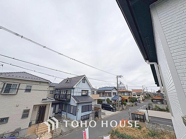 星空が地上に映りこむかのような夜景のきらめきまで、この街ならではの美しい風景の物語が室内に展開。