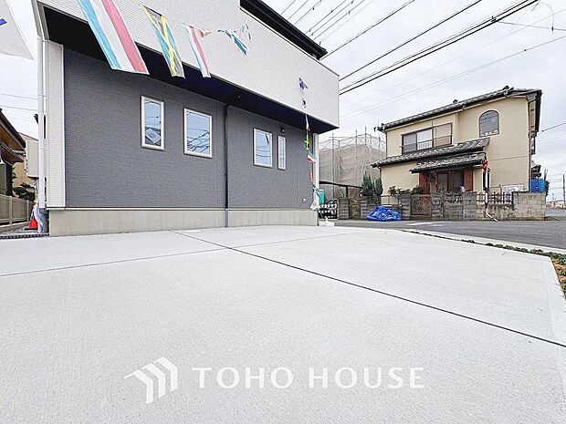 ゆったりとした駐車スペースを確保いたしましたので、大きめのお車でも駐車可能です。