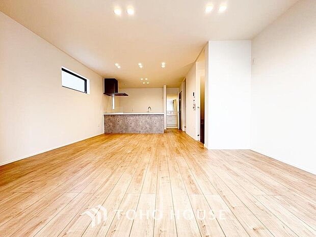 生活動線が確保されたリビングには陽光が降り注ぎ、自然とみんなが集まる空間へと仕上がっております。