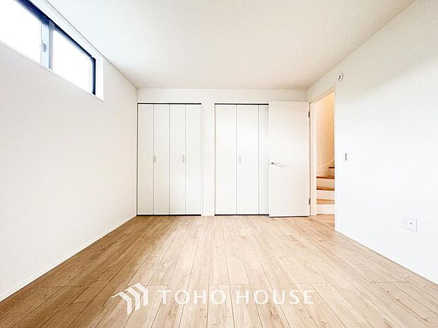 明るい色のフローリングと白いクロスが光を反射して更なる採光を生みます。