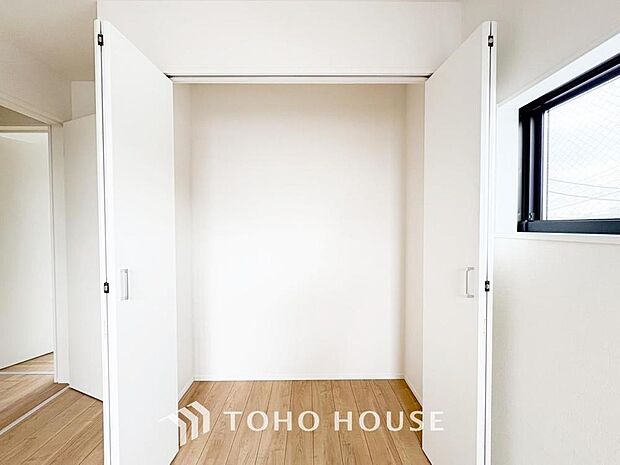 居室にはクローゼットを完備し、自由度の高い家具の配置が叶うシンプルな空間です。