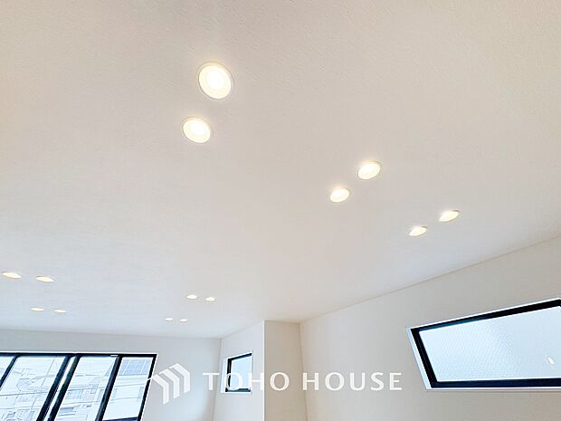 ダウンライトを採用しました。天井に設置し、スマートでデザイン性に溢れたオシャレな空間に演出します。