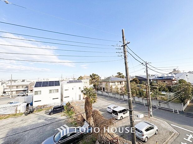 頬をなでる優しい風を感じることが出来るバルコニー。つい深呼吸をしたくなる気持ちの良い眺望です。