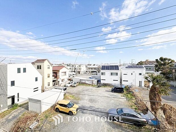 頬をなでる優しい風を感じることが出来るバルコニー。つい深呼吸をしたくなる気持ちの良い眺望です。