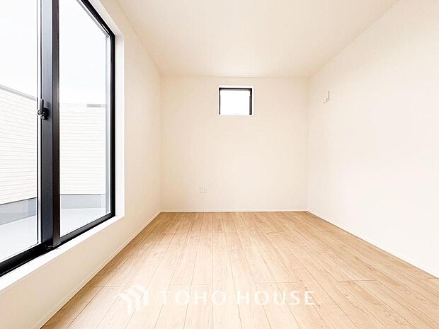 床とクロスの色をシンプルにし、疲れた日でも安らげる空間へ。帰宅する喜びのあるお部屋となるように。