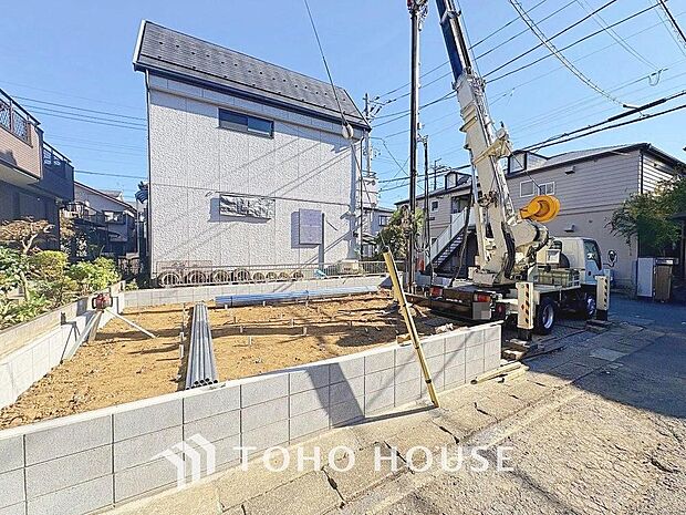 ゆったりとした駐車スペースを確保いたしましたので、大きめのお車でも駐車可能です。