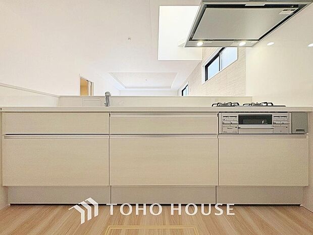 高級感あるカウンター、排水一体型シンク、3口コンロ、浄水器内蔵シャワー混合栓、食洗機を完備。