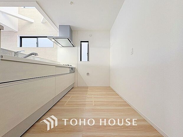 広々スペースのキッチンは使い勝手も考えられた設計。収納にも困らず調理器具もスッキリ片づけられます。