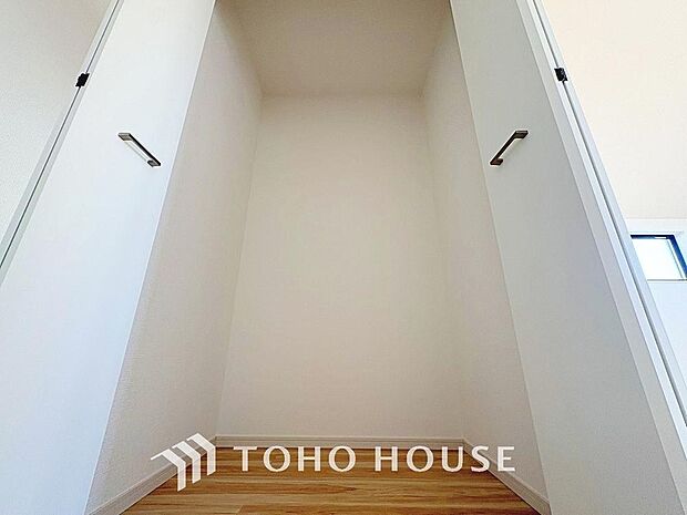 たっぷりと荷物が入るウォークインクローゼット。ぜひ現地で広さを確かめてください。