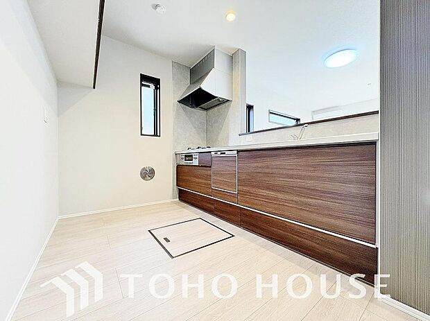 ご家族みんなで調理ができる位のスペースを実現したキッチン空間となっております。