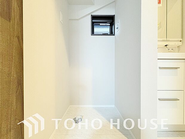 脱衣所内に洗濯機を置けるスペースを確保！ご家族のお洗濯物を洗う際にも大容量の洗濯機を置けて便利です。