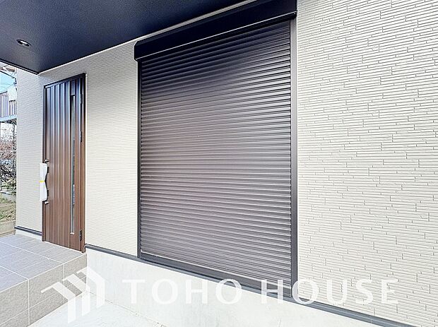 防犯機能のシャッターを完備しております。寒い冬でも中から開閉が可能ですのでラクラクな所も便利です。