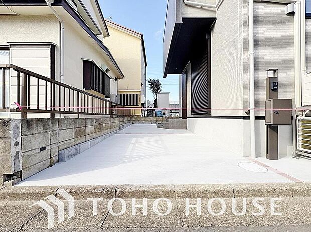 ゆったりとした駐車スペースを確保いたしましたので、大きめのお車でも駐車可能です。