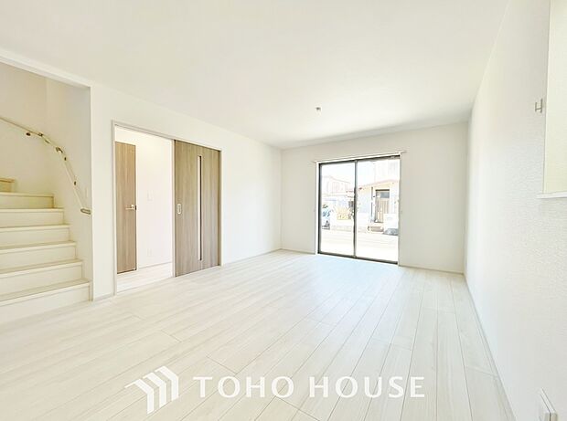 生活動線が確保されたリビングには陽光が降り注ぎ、自然とみんなが集まる空間へと仕上がっております。