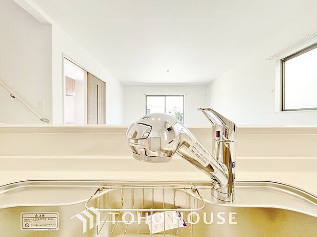 ワンタッチで浄水と原水と切り替えできる、見た目にもスマートな浄水器一体型の水栓。