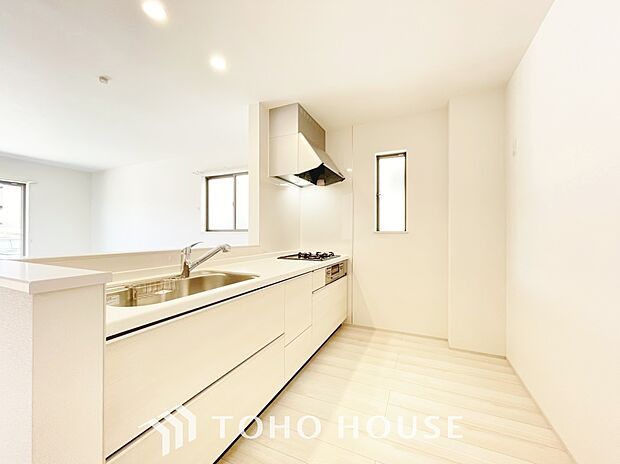 広々キッチンを採用。みんなで作った料理を召し上がりながらの会話は、どのような物になるのでしょうか。