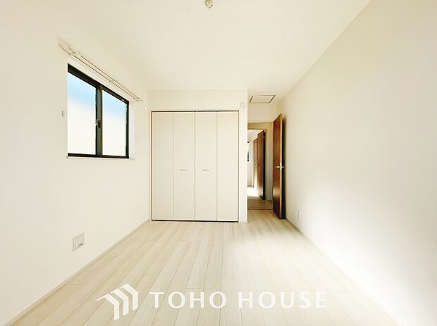 シンプルなお部屋は家具やファブリックが合わせやすいです。季節毎に模様替えをするのもいいですね。