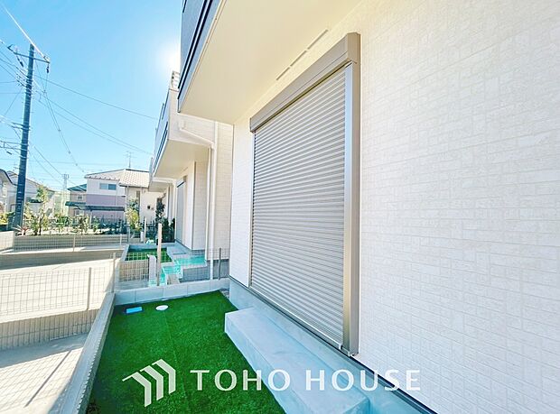 防犯機能のシャッターを完備しております。女性のチカラでも開閉が可能ですのでラクラクな所も便利です。