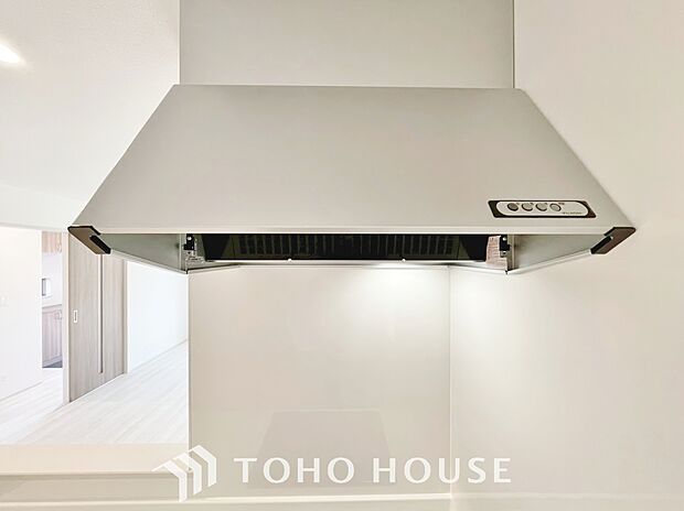 一般的に普及しているレンジフード。空気の吸い込み口が広いため、換気性能に安定感があります。