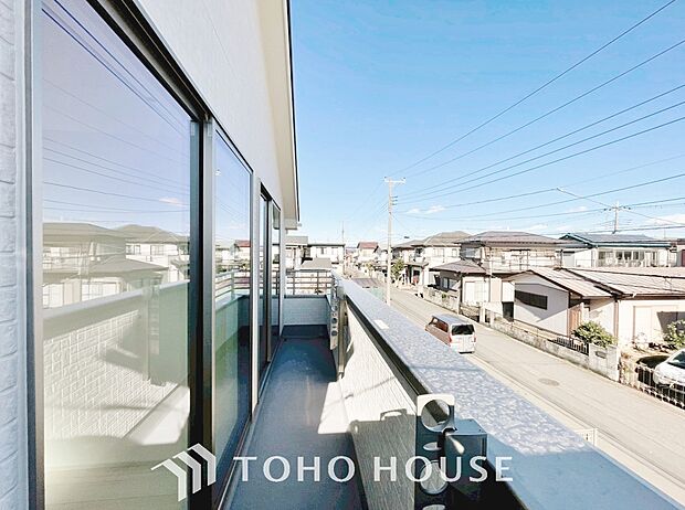 頬をなでる優しい風を感じることが出来るバルコニー。つい深呼吸をしたくなる気持ちの良い眺望です。